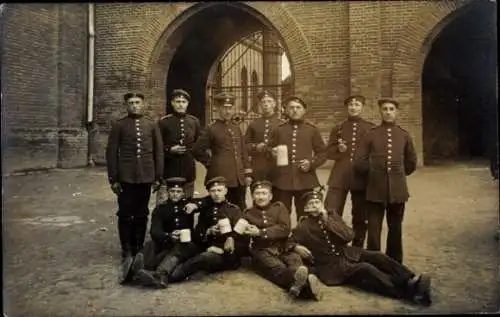 Foto Ak Deutsche Soldaten in Uniformen, K. B. 1. Feld-Artillerie-Rgt., München