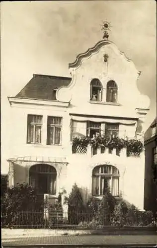 Foto Ak Hansestadt Lübeck, Villa, Anwohner auf dem Balkon