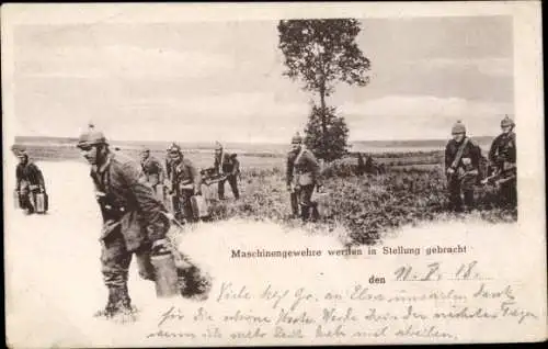 Ak Deutsche Soldaten in Uniformen, Maschinengewehre werden in Stellung gebracht