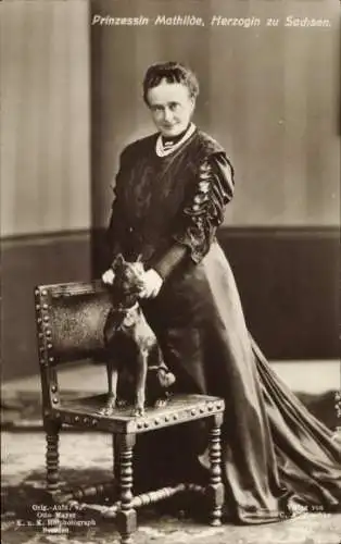 Ak Prinzessin Mathilde, Herzogin zu Sachsen, Portrait mit Hund