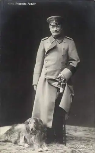 Ak König Friedrich August III. von Sachsen, Portrait in Uniformmantel mit Hund