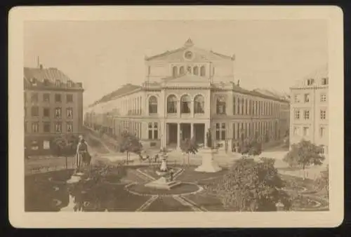 Cabinet Foto Grünanlage am Gärtnerplatz mit Volkstheater