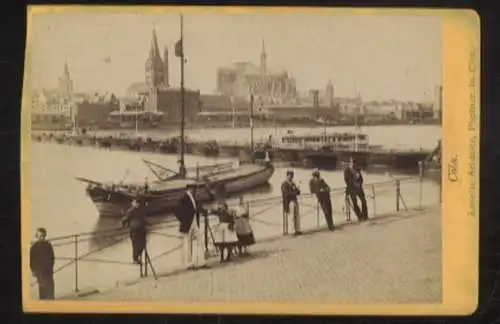 CdV Foto Kaimauer Rheinufer, Binnenschiffe, Blick auf Köln mit Kölner Dom u. Kirchen