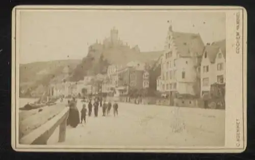 CdV Foto Straße mit Häuserzeile, Blick auf die Burg Cochem, Kaimauer mit Moselschiffen