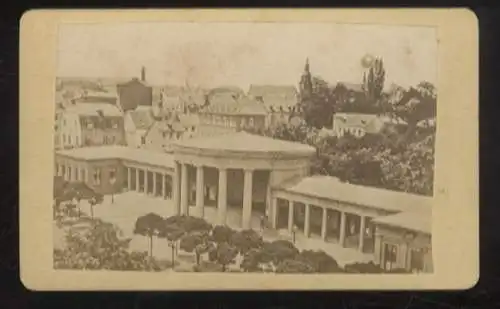 CdV Fotografie Elisenbrunnen in Aachen mit Häuser und Gebäuden im Hintergrund