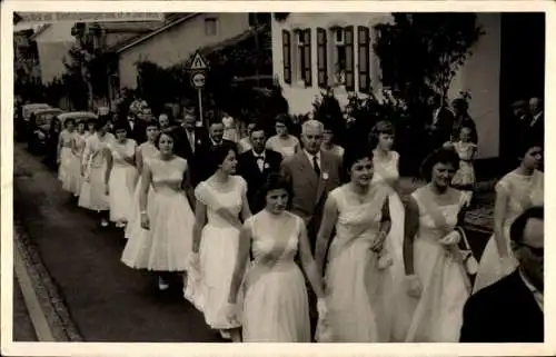 Foto Ak Ober Hilbersheim in Rheinhessen, Festgesellschaft, elegant gekleidete Frauen und Männer