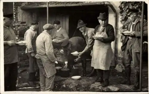 Foto Ak Mainz am Rhein, Männer, Verpflegung, Essen, Schürze