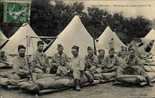 Ak Auvours Champagné Sarthe, Le Camp, Reinigung der Waffen vor dem Schießen