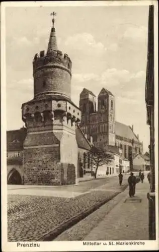 Ak Prenzlau in der Uckermark, Mitteltor und St Marienkirche