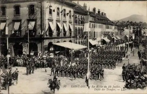 Ak Saint-Dié-des-Vosges, Truppenparade