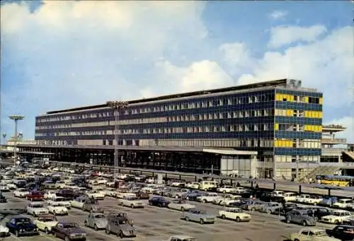 Ak Orly Val de Marne, Paris Orly, Aeroport, Nordfassade des Flughafengebäudes, Parkplatz, Autos