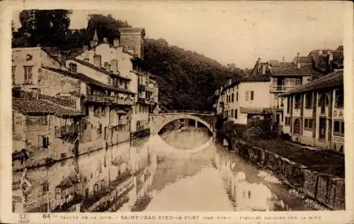 Ak Saint Jean Pied de Port Pyrénées Atlantiques, alte Häuser an der Nive