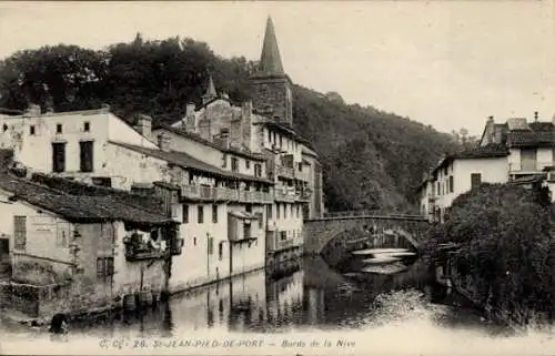 Ak Saint Jean Pied de Port Pyrénées Atlantiques, Ufer der Nive