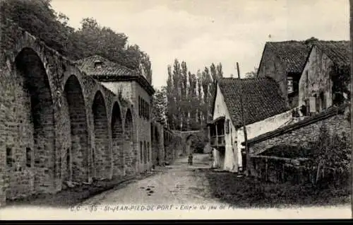 Ak Saint Jean Pied de Port Pyrénées Atlantiques, Blick von der kleinen Straße