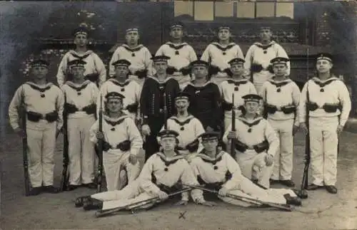 Foto Ak Deutsche Marinesoldaten in Uniformen, Werft-Division