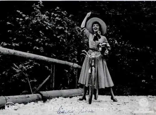 Foto Schauspielerin Liselotte Pulver, Filmszene Der letzte Sommer, Autogramm