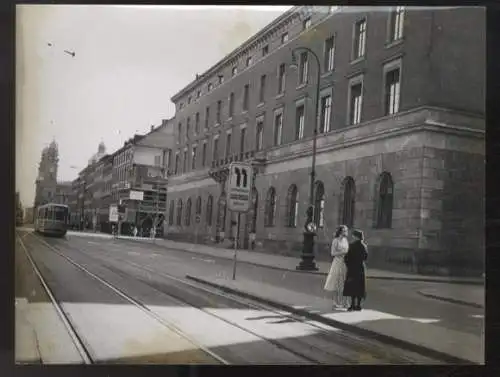 Fotografie Straßenbild, Straßenbahn, Passanten vor Gebäude der Bayrischen Zentralbank, um 1950