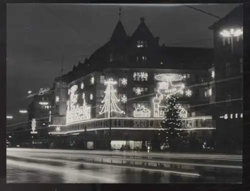 Fotografie Hertie-Kaufhaus mit weihnachtlicher Leuchtreklame in München, um 1950