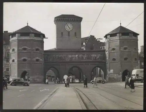 Fotografie Straßenbild mit Autos, Straßenbahn, Passanten vor dem Münchner Isartor, um 1950