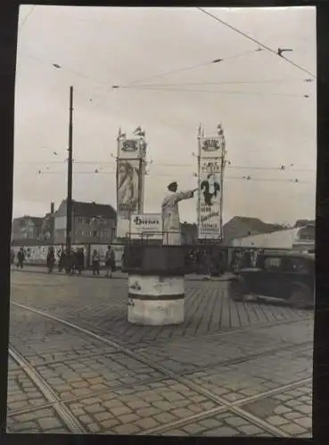 Fotografie Kino-Leuchtreklame und Verkehrs-Schupo am Stachus, um 1950