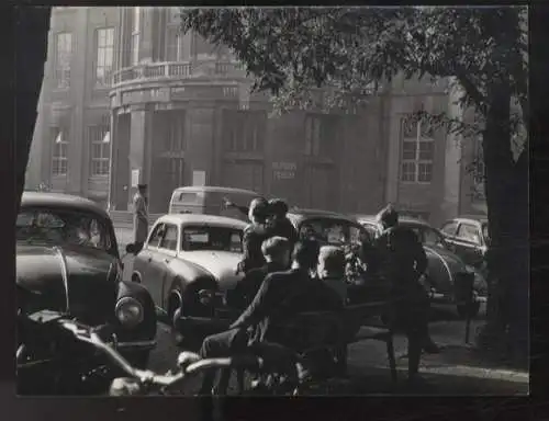 Fotografie Autos, Verkehss-SchuPo und Passanten vor dem Deutschen Museum in München, um 1950