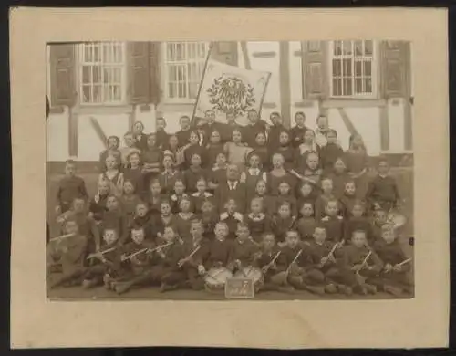 Fotografie Gruppenbild Kinder vor Schulgebäude mit Flöten, Querflöten, Trommeln, 1914