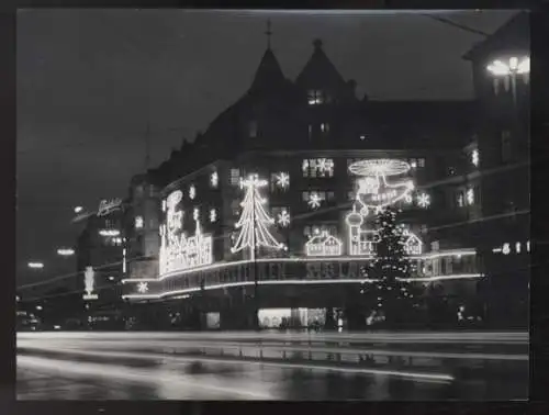 Fotografie Hertie-Kaufhaus mit weihnachtlicher Leuchtreklame in München, um 1950