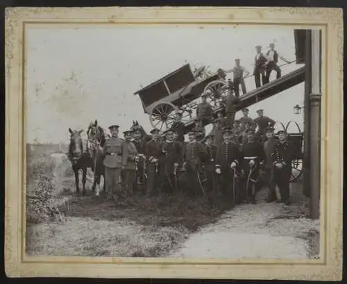 Fotografie Männer in Uniformen mit Säbeln, Pferdekutsche, Rotes Kreuz, 1. WK, um 1915