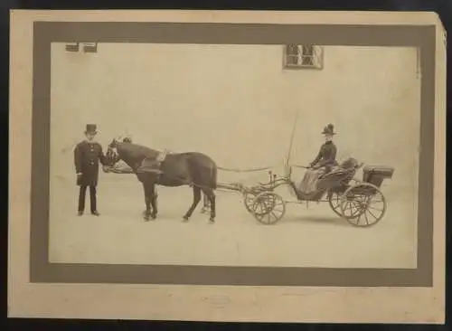 Fotografie Pferdekutsche, Einspänner-Kutsche, Mann mit Zylinder, Dame mit Hut, um 1900