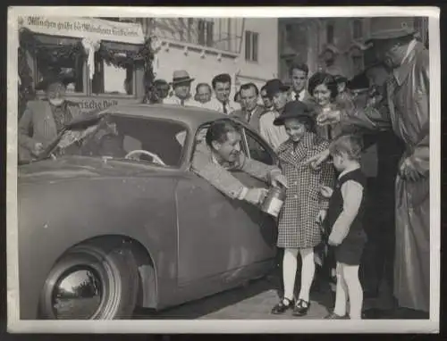 Fotografie Mann in Auto sammelt Spenden für die Münchner Evakuierten, um 1950