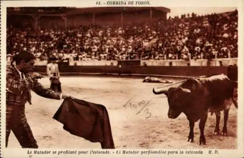 Ak Bullfight, El Matador bereitet sich auf den Stoß vor