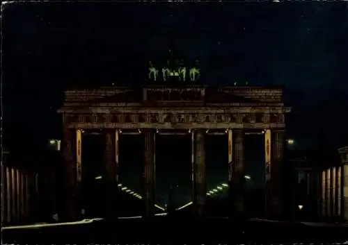 Ak Berlin Mitte, Brandenburger Tor, Nachtbeleuchtung