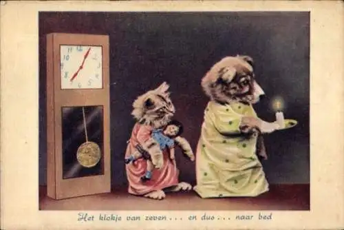 Ak Vermenschlichte Katze und Hund, Kerze, Pyjama, Uhr, Puppe