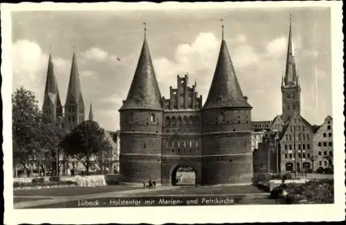 Ak Hansestadt Lübeck, Holstentor, Marienkirche, Petrikirche