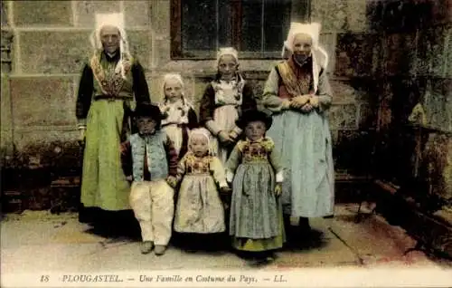 Ak Plougastel Daoulas Finistère, eine Familie in ländlicher Tracht