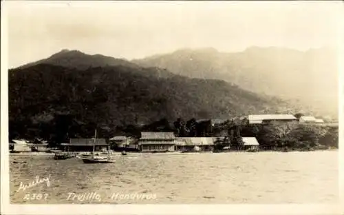 Ak Trujillo Honduras, Dorf vom Wasser aus gesehen