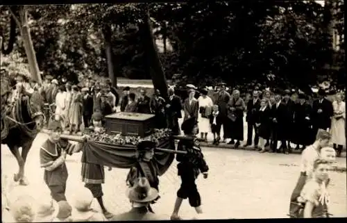 Foto Ak Festzug, Teilnehmer in historischen Kostümen