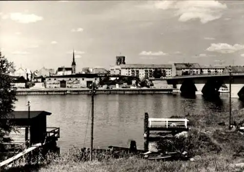 Ak Schwedt an der Oder, Teilansicht, Brücke, Ufer