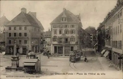 Ak La Chaux de Fonds Kanton Neuenburg, Place de la Hôtel de Ville, Straßenbahn