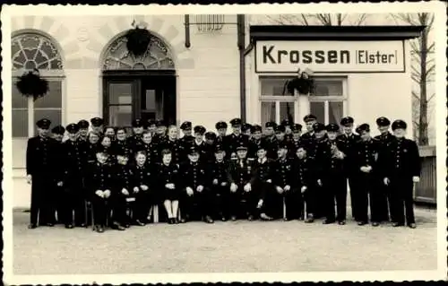 Foto Ak Krossen Crossen an der Elster Thüringen, Gruppenaufnahme vor dem Bahnhof