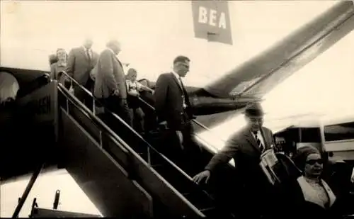 Foto Ak Düsseldorf am Rhein, Flughafen, Fahrgäste steigen aus einem Flugzeug aus