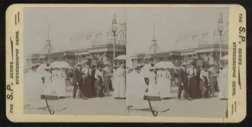 Stereo Foto Belebtes Straßenbild in einer unbekannten Stadt, Damenmit Hüten und Sonnenschirmen