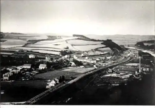 Foto Ak Kettwig Essen im Ruhrgebiet, Panorama, Fabrikgebäude, Bahnstrecke