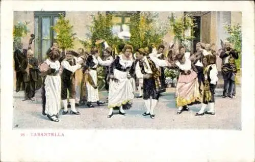 Ak Männer und Frauen in italienischer Tracht tanzen die Tarantella, Musiker