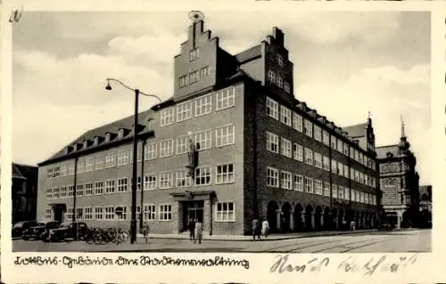 Ak Cottbus Brandenburg, Gebäude der Rentenversicherung, Autos, Fahrräder