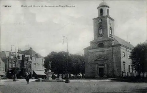 Ak Husum in Nordfriesland, Markt, Kirche, Asmussen-Woldsen-Brunnen