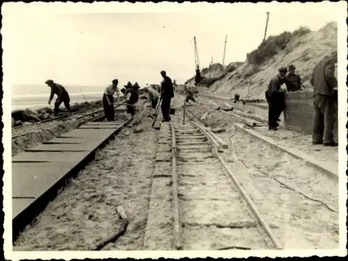 Foto Nordseebad Norderney Ostfriesland, Herstellen der Wandelbahn des Dünendeckwerkes