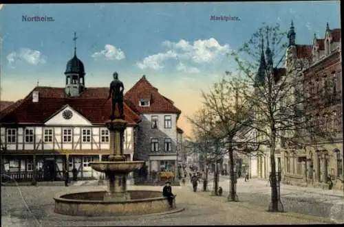 Ak Northeim in Niedersachsen, Marktplatz, Rathaus, Brunnen