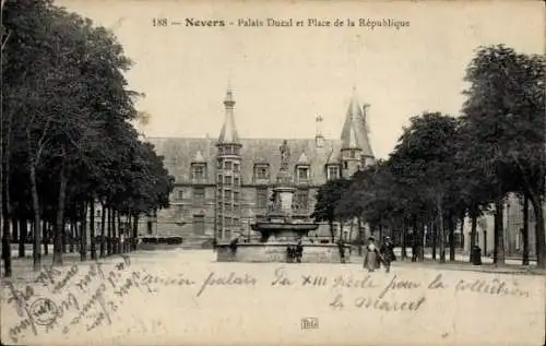 Ak Nevers Nièvre, Herzogspalast und Place de la République