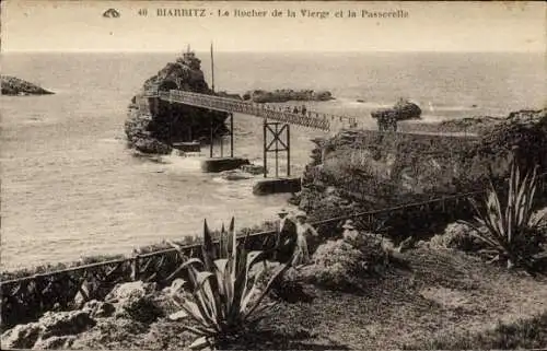 Ak Biarritz Pyrénées Atlantiques, Rocher de la Virginie und die Passerelle